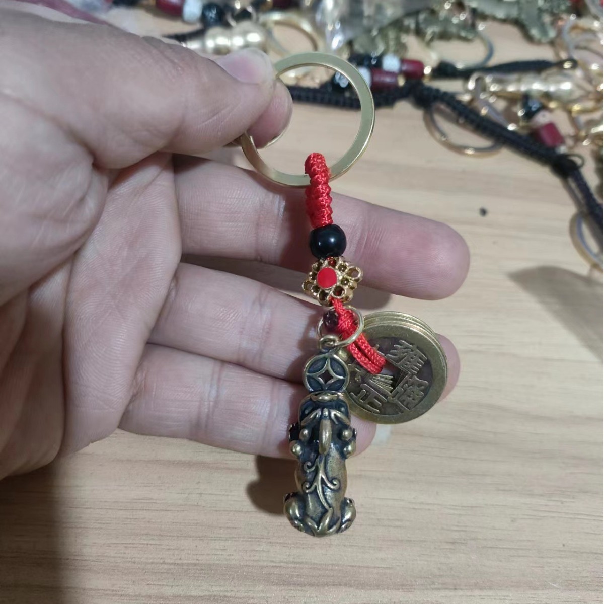 Puesto de venta caliente en lugares escénicos Cinco emperadores dinero latón llavero de coche calabaza de cobre joyería colgante regalo de evento