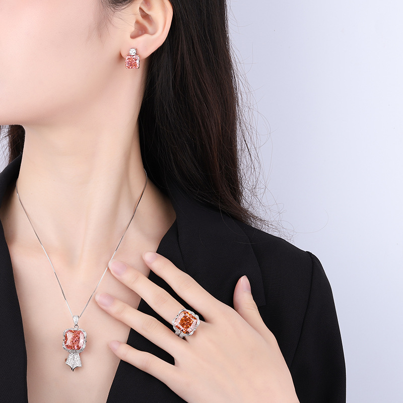 Zhuang Shengsheng joyería S925 plata simulación color tesoro Diamante de alto carbono papalacha elegante traje lujo piedra principal 14*14