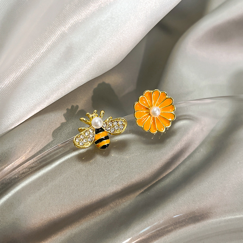 Flower Pattern Women'S Gender Inlay Design Cute Flower Bee Alloy Inlay Artificial Pearls Rhinestone Ear Studs
