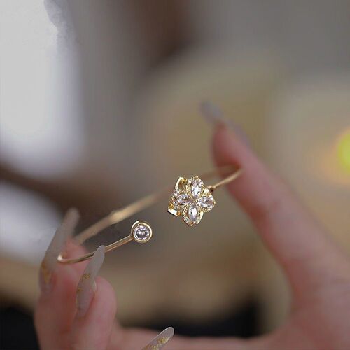Rotating Diamond Clover Leaf Bracelet for Women - Unique Ins Design, High-End, Gentle, Friend-Friendly, Influencer Style, Rotatable Bracelet | Trendy