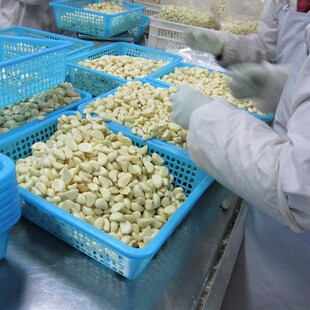 ���ڼ��ô��r����ƿ�b���bȥƤ����peeled garlic