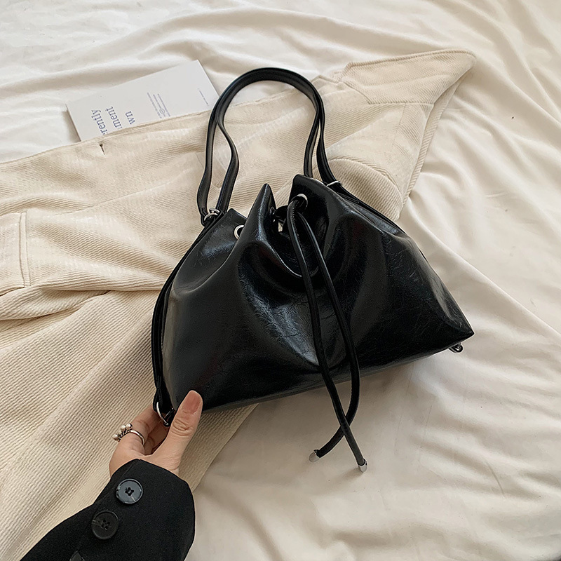 Alta sensación de moda explosiva bolsas plegadas de verano 2024 nuevo paquete de cubo de hombro mochila popular mochila pequeña