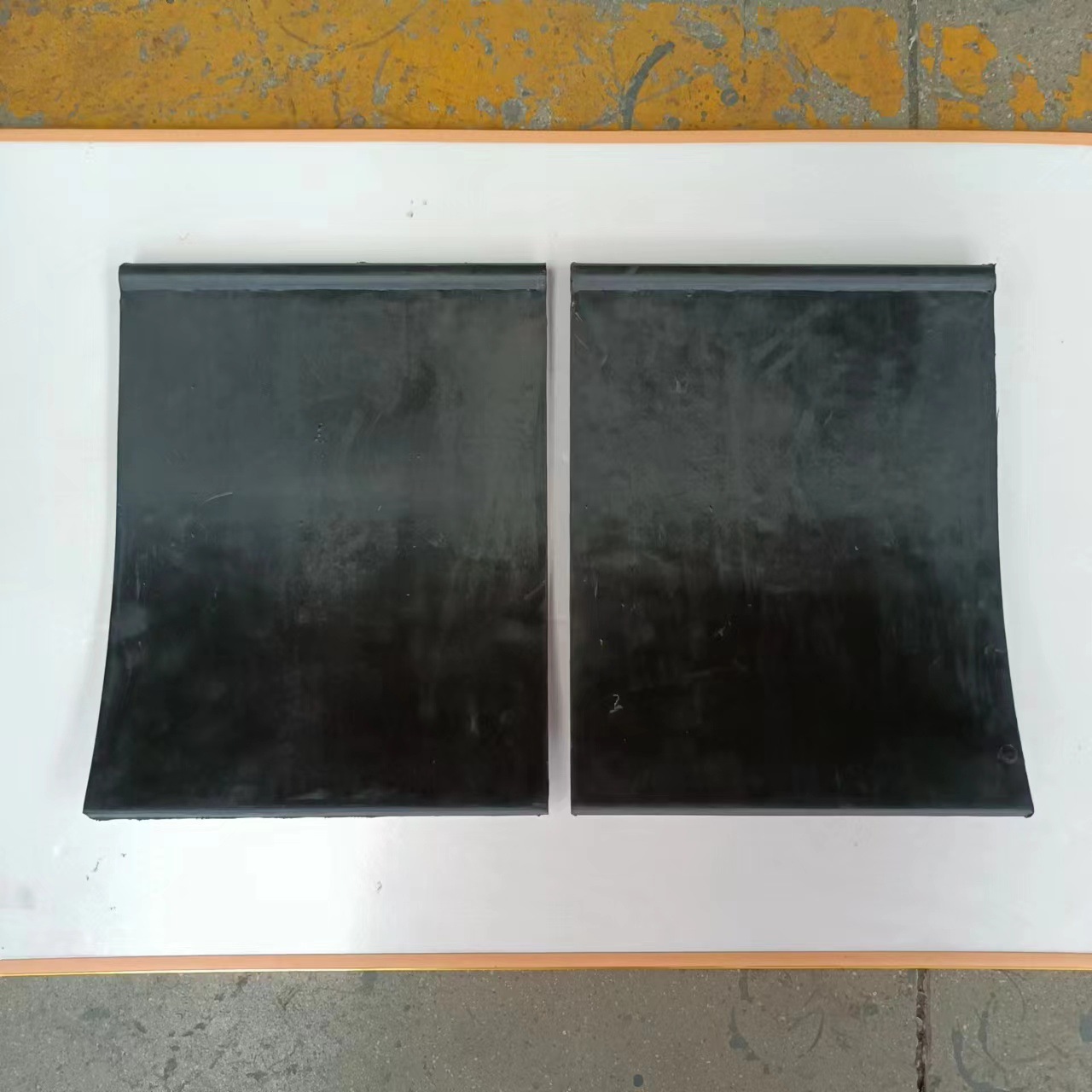 长期供应各种橡胶板、 弧形挡板、工业橡胶板、耐油胶板耐磨耐用