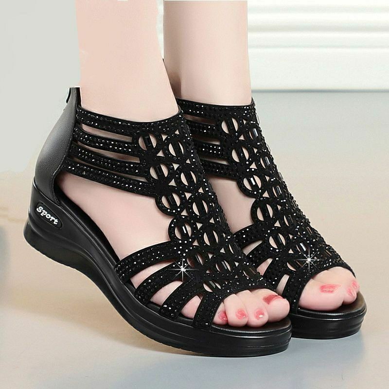 2026 verano de las nuevas sandalias de mujer pendiente con tacos romanos Feng Shui diamante boca de pez damas sandalias de mediana edad