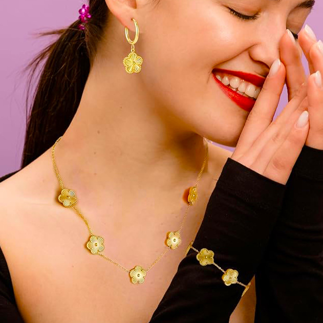 Simple elegante traje de la joyería de La Flor de cinco hojas trébol láser titanio acero ciruela flor moda todo partido en línea rojo joyería de moda