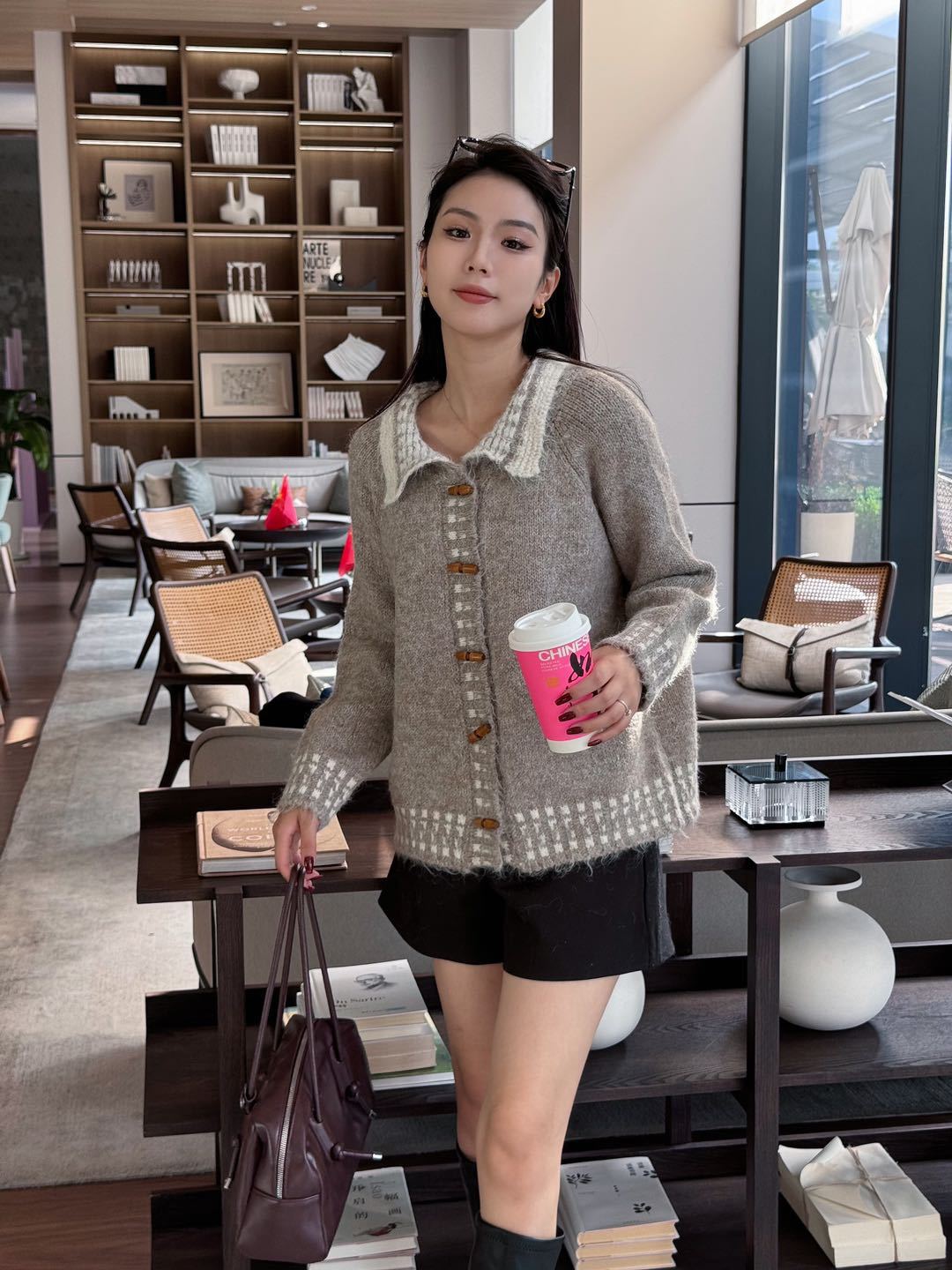 24 invierno Puyuan hebilla de madera con solapa suéter de color contraste chaqueta para mujeres 2024 otoño y invierno nuevo estilo