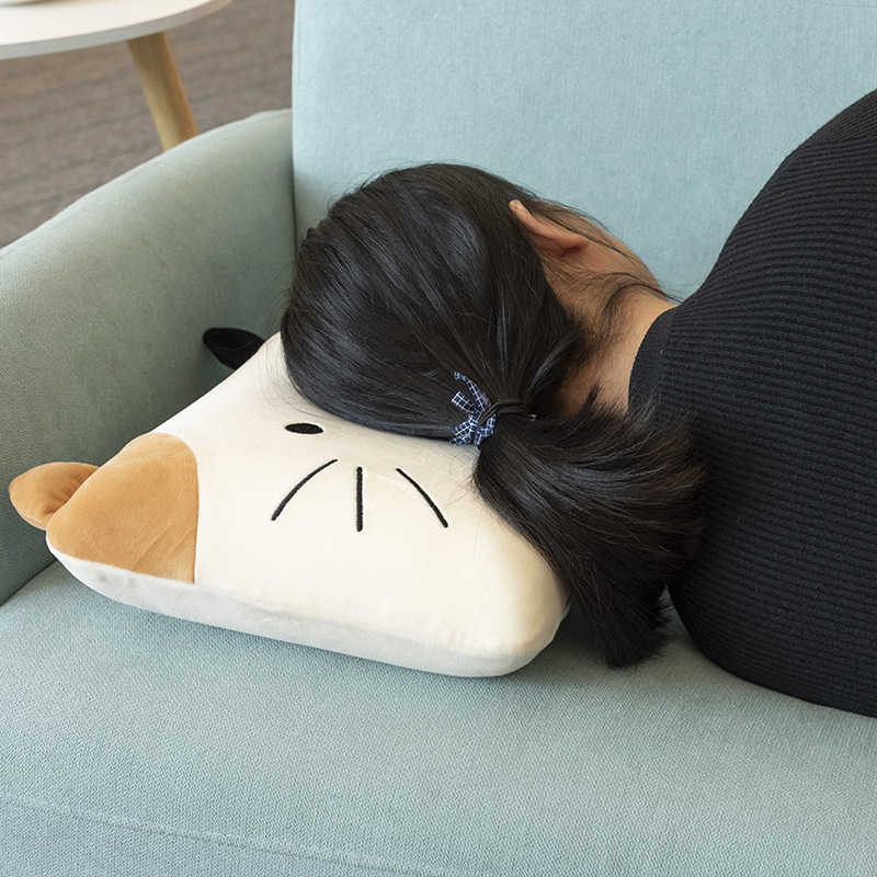 クッションは枕を抱いて腰をかばって事務室の腰を記憶の綿のクッションに寄りかかって昼寝をします。|undefined