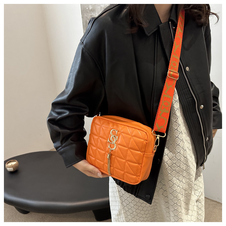 A simple and fashionable single-shoulder women's bag with diamond-shaped embroidery thread in 2024, a fresh and stylish crossbody bag with a trendy and fashionable small square style undefined