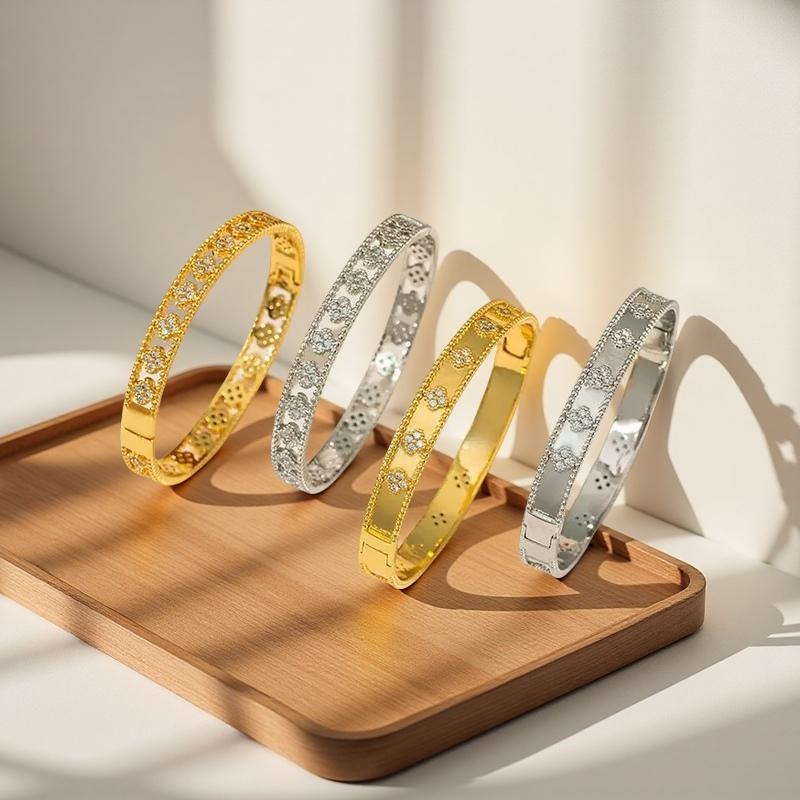 Popular Four-Leaf Clover Bracelet for Women, Hollow Design, High-End Flower Bracelet, Full of Diamonds, Kaleidoscope Bracelet, Versatile Jewelry