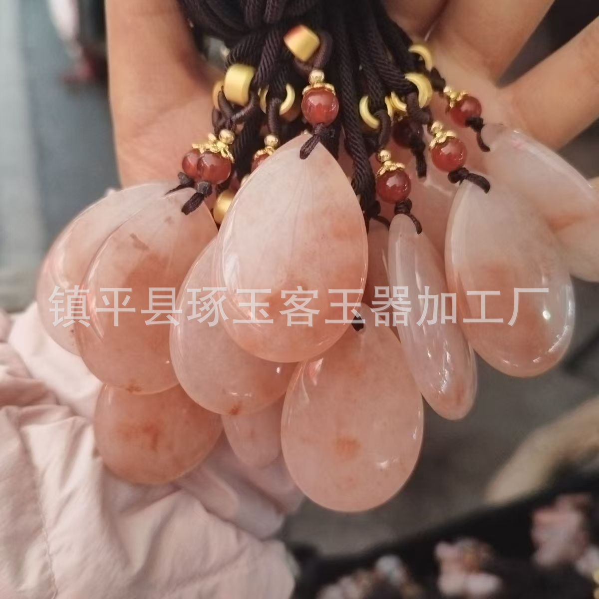 복숭아꽃 양조 물방울이 줄을 줍니다(줄은 무작위)