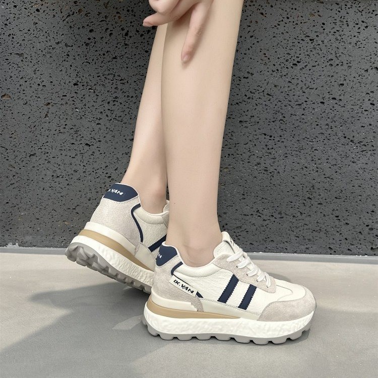 Zapatos de altura interior para mujeres 2025, nuevos zapatos deportivos casuales de otoño con suela gruesa, zapatos de entrenamiento de hombre pequeño Agande