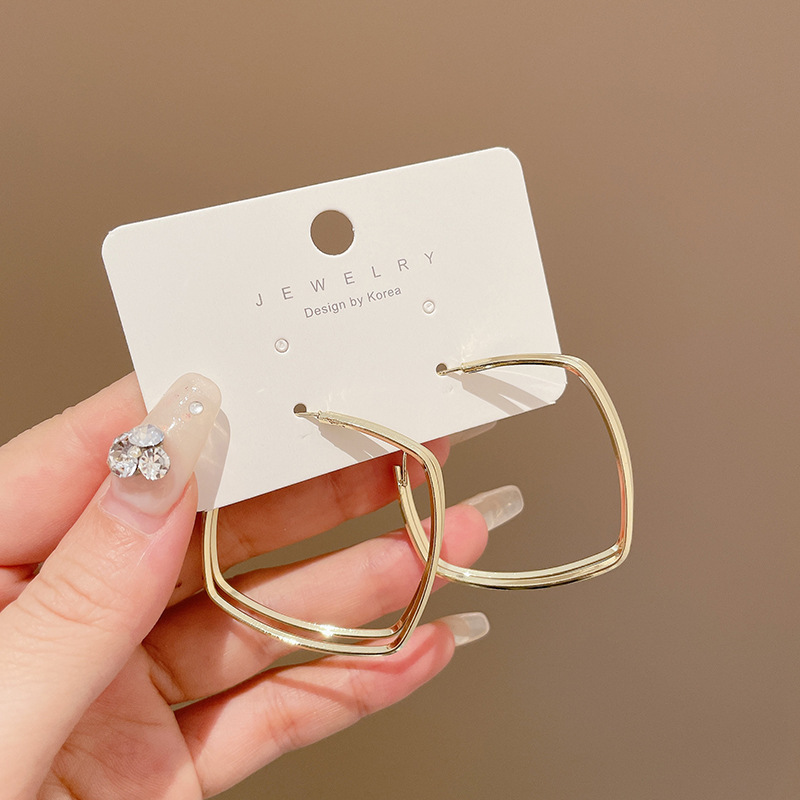 Luz de lujo de alto nivel nicho de diseño femenino sensación de aretes de bordilla temperamento perla asimetría joyería perla al por mayor