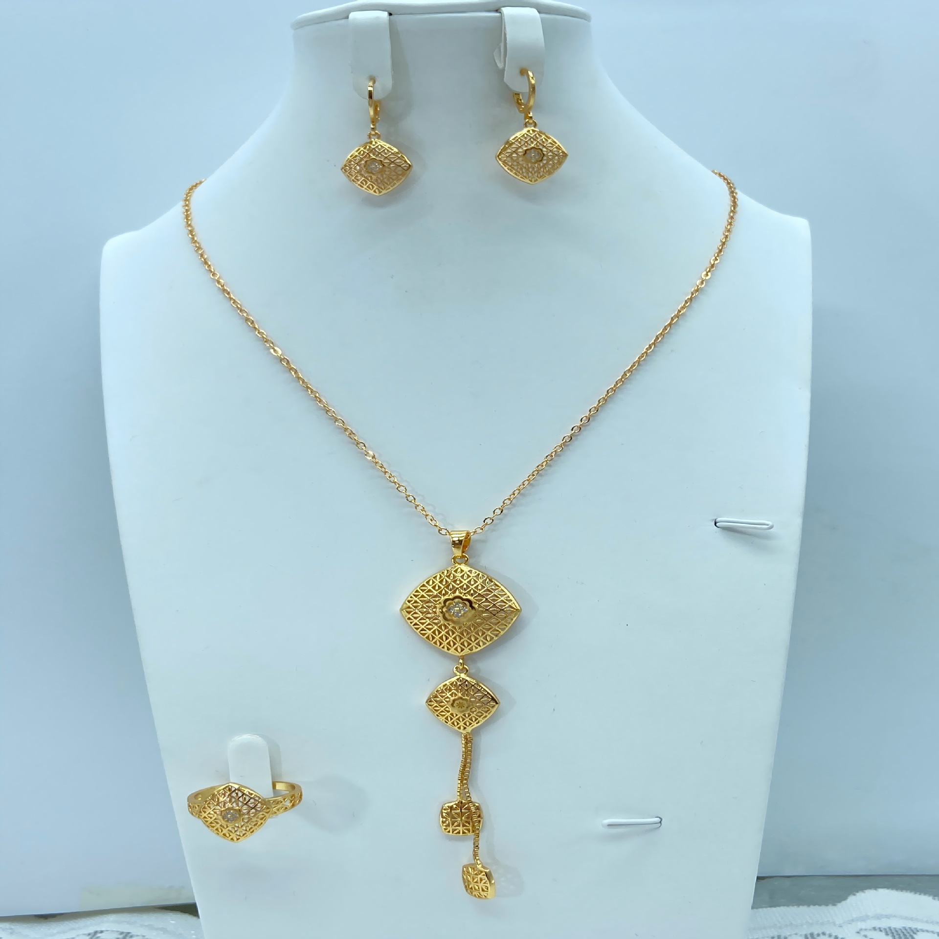 Transfronterizos de moda retro de Oriente Medio conjunto de joyería collar pendientes de boda banquete de bronce de lujo joyería dorada mujer