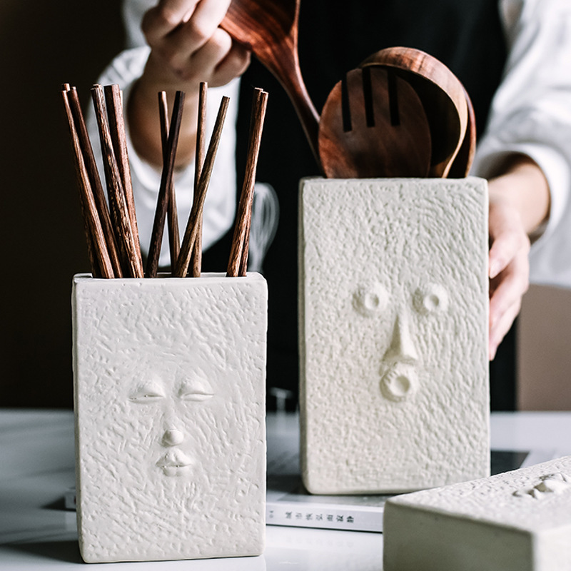 Venta directa de fábrica Soporte de tubo de palillos simple Tubo de cerámica de lujo ligero Adornos cuadrados Cara humana creativa nórdica Tubo de almacenamiento abstracto image 4