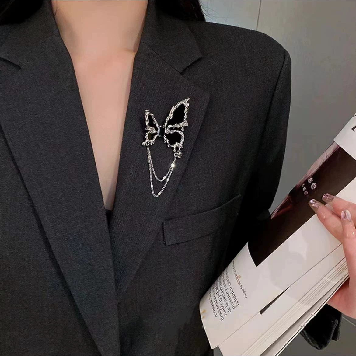 Brooch with tassels, suit, pin lapel pin, sweater, accessory, french style, light luxury style, Chanel style