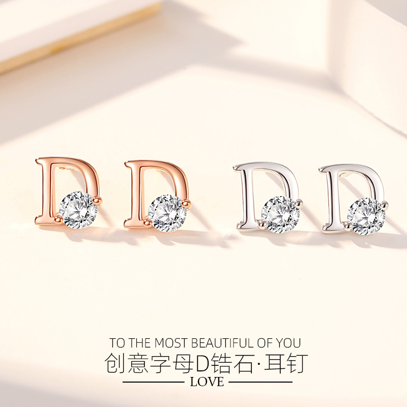 Letra creativa D pendientes de plata 925 incrustados en diamantes de alto grado aretes personalidad de la moda femenina diseño nicho joyería del oído