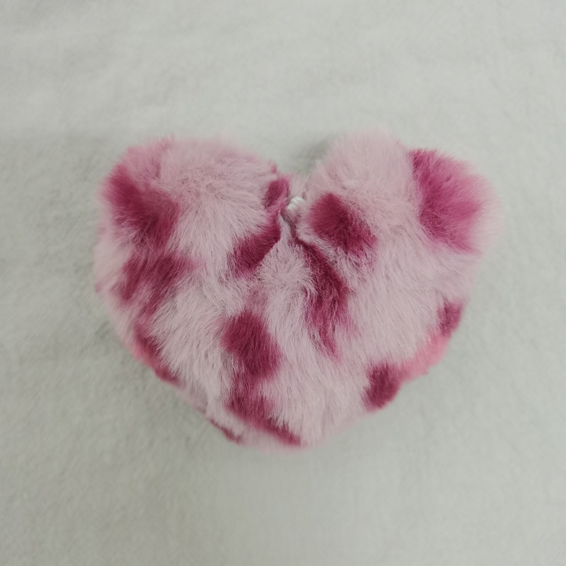 メーカーの現物のぬいぐるみのハート型のキーホルダーの部品8*9cmの毛玉