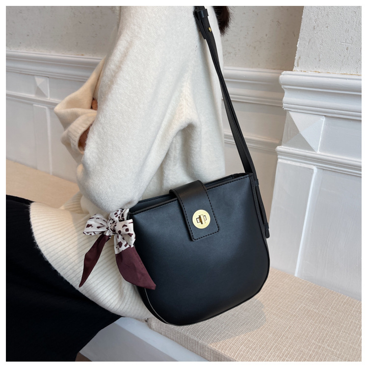 2021 New Autumn And Winter Fashion Casual Saddle Texture One-shoulder Messenger Bag display picture 9