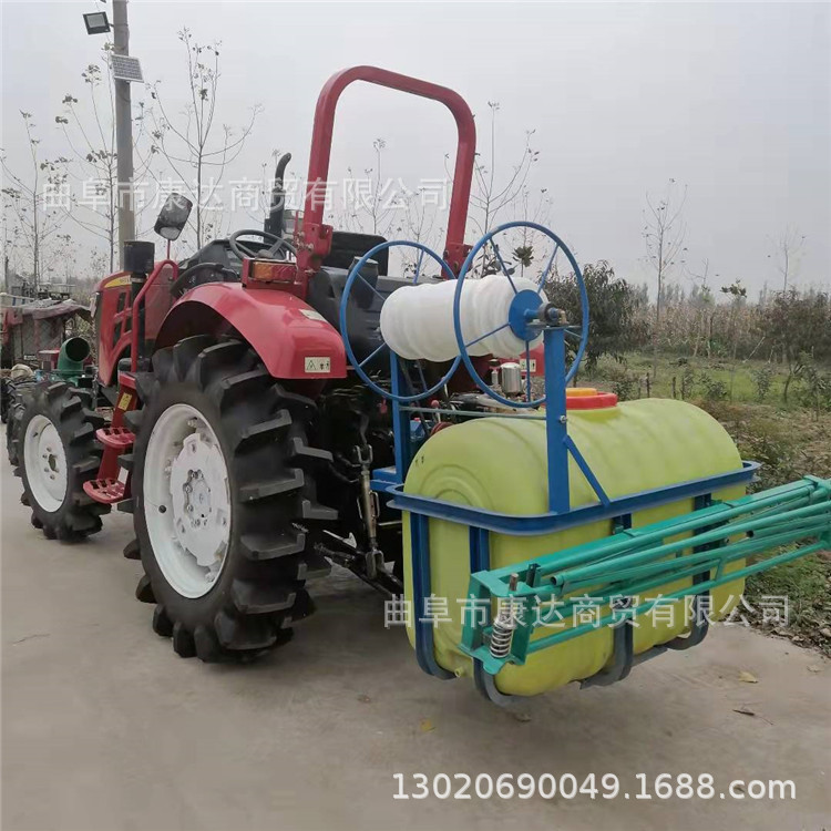 拖拉机带动后挂打药机 1000斤药筒打药机 小麦药材拉管打药机