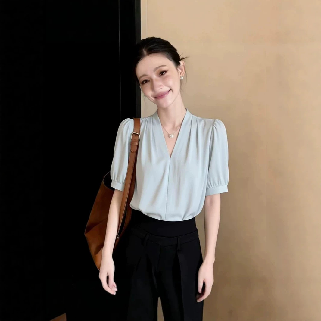 Áo sơ mi ngắn tay nữ satin dáng suông, chất liệu satin mềm mại, kiểu Pháp thanh lịch — màu xanh nhạt chi tiết 2
