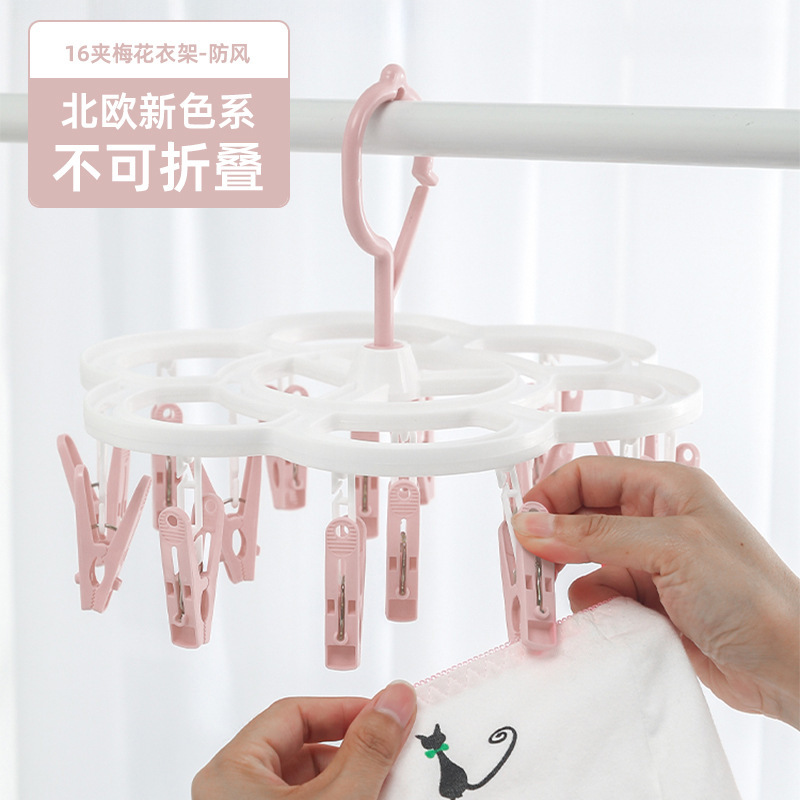 16梅の花型のハンガーを挟んで、プラスチックのハンガーをします。|undefined