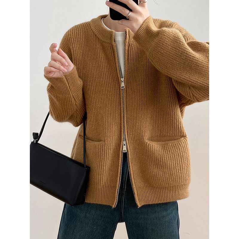 Spring and autumn solid color ribbed knit sweater with a soft and elegant feel, featuring a zipper, Korean style, versatile, and with pockets, perfect as an outer layer Spring and autumn solid color ribbed knit sweater with a soft and elegant feel, featuring a zipper, Korean style, versatile, and with pockets, perfect as an outer layer