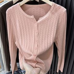 丸首の短い麻花春秋ニットの新作秋冬セーターの外にカーディガンの純色のコートの上着を着てファッションします。