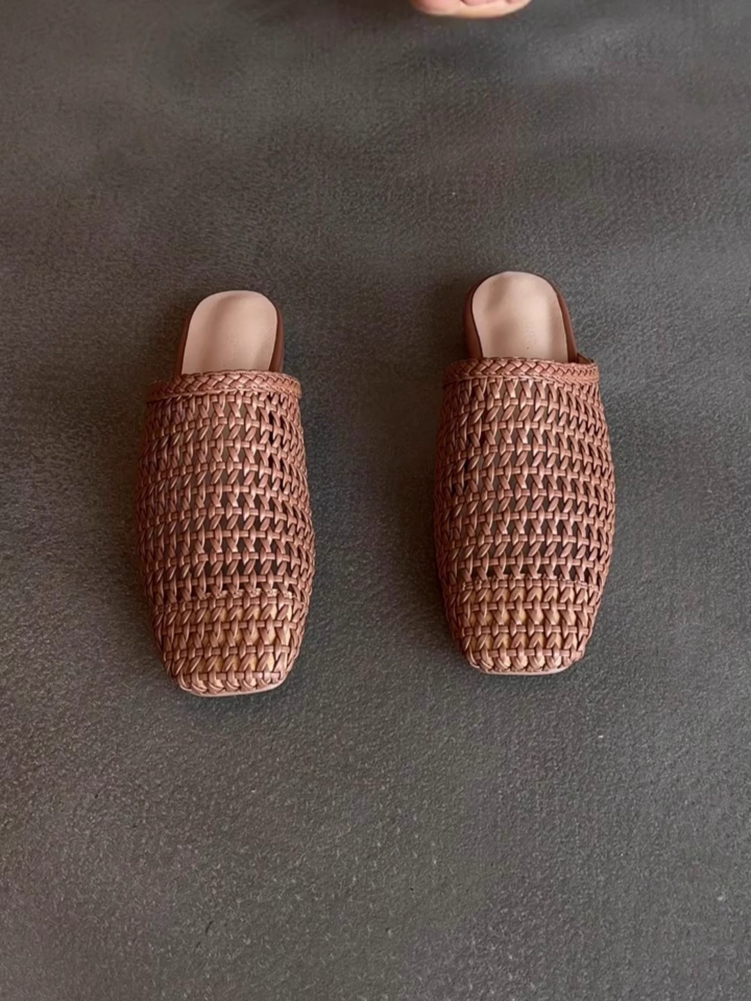 La marea no es sur ~ 2025 nuevo estilo tejido hueca Baotou medias pantuflas mujeres verano fondo plano cabeza cuadrada moda sandalias perezosas