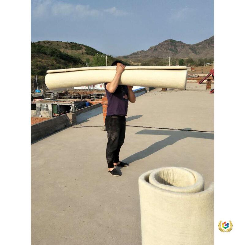 Old-Fashioned Handmade Felt Mat Made of Pure Wool, Thick and Hard Mattress Pad That Supports the Waist and Spine, Prevents Moisture and Keeps Out the Cold Old-Fashioned Handmade Felt Mat Made of Pure Wool, Thick and Hard Mattress Pad That Supports the Waist and Spine, Prevents Moisture and Keeps Out the Cold