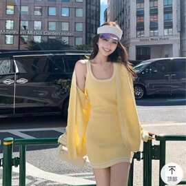 早春韩系chic穿搭小个子洋气俏皮减龄黄色针织开衫吊带连衣裙套装