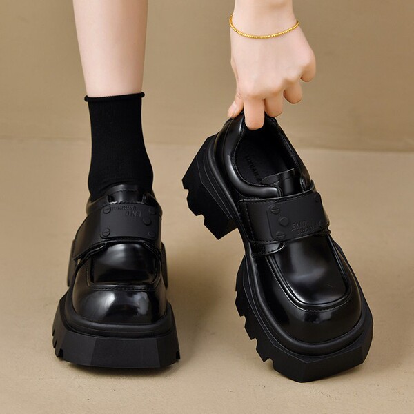 Fashionable black demi-season loafers English style