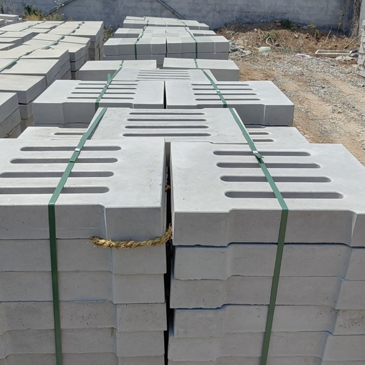 鼎丰供应青岛混凝土排水沟盖板 雨水篦子 路沿石 光伏墩 货到付款