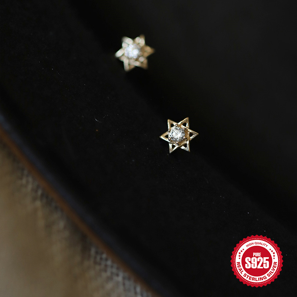 Pendientes de oro plateado de 14K S925 de venta caliente en Europa y América Mini estrella de diamante pequeño misterioso Pendientes de hueso de oreja de nicho japonés y coreano
