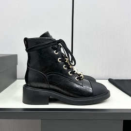 2025新款珍珠宝石马丁靴金属字母绑带圆头粗跟内增高水钻女短靴