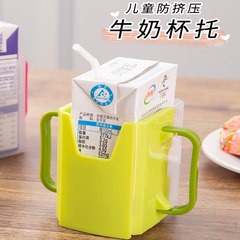 赤ちゃんは牛乳の補助器を飲みます。子供用牛乳カップのブラケットは箱を押してください。