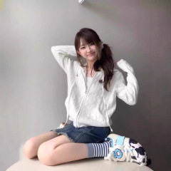 韓国系の柔らかいモチモチの白い麻花のセーターのコートの女性の春の小さい背はやせています。