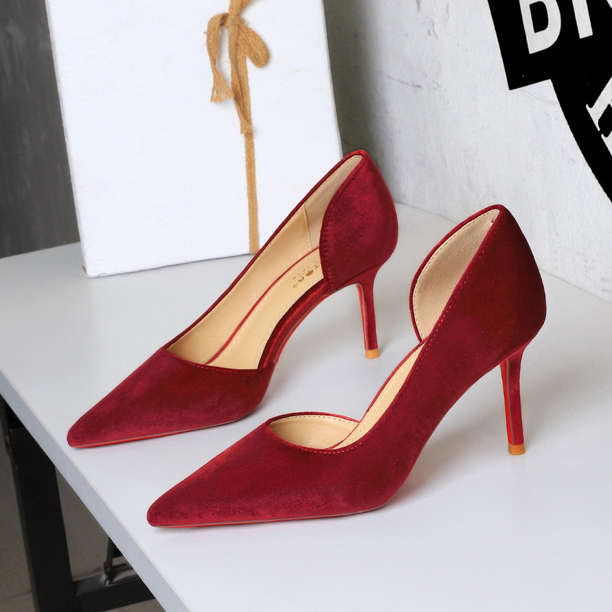 Eleganta stiletto pumps med röd sula sammet med utskärning_voghion.com
