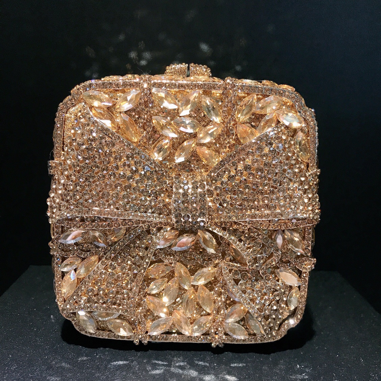 Túi clutch dạ tiệc hình hộp quà nơ đính đá kim cương nhân tạo — Vàng kim AB chi tiết 7