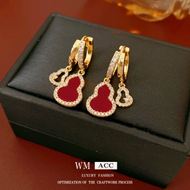 耳环;项链;手链