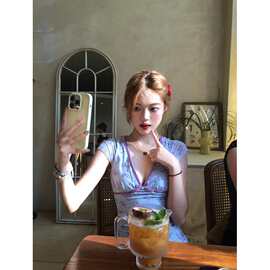 蝴蝶结碎花小飞袖v领紫色纯欲连衣裙女夏季设计感收腰性感短裙子