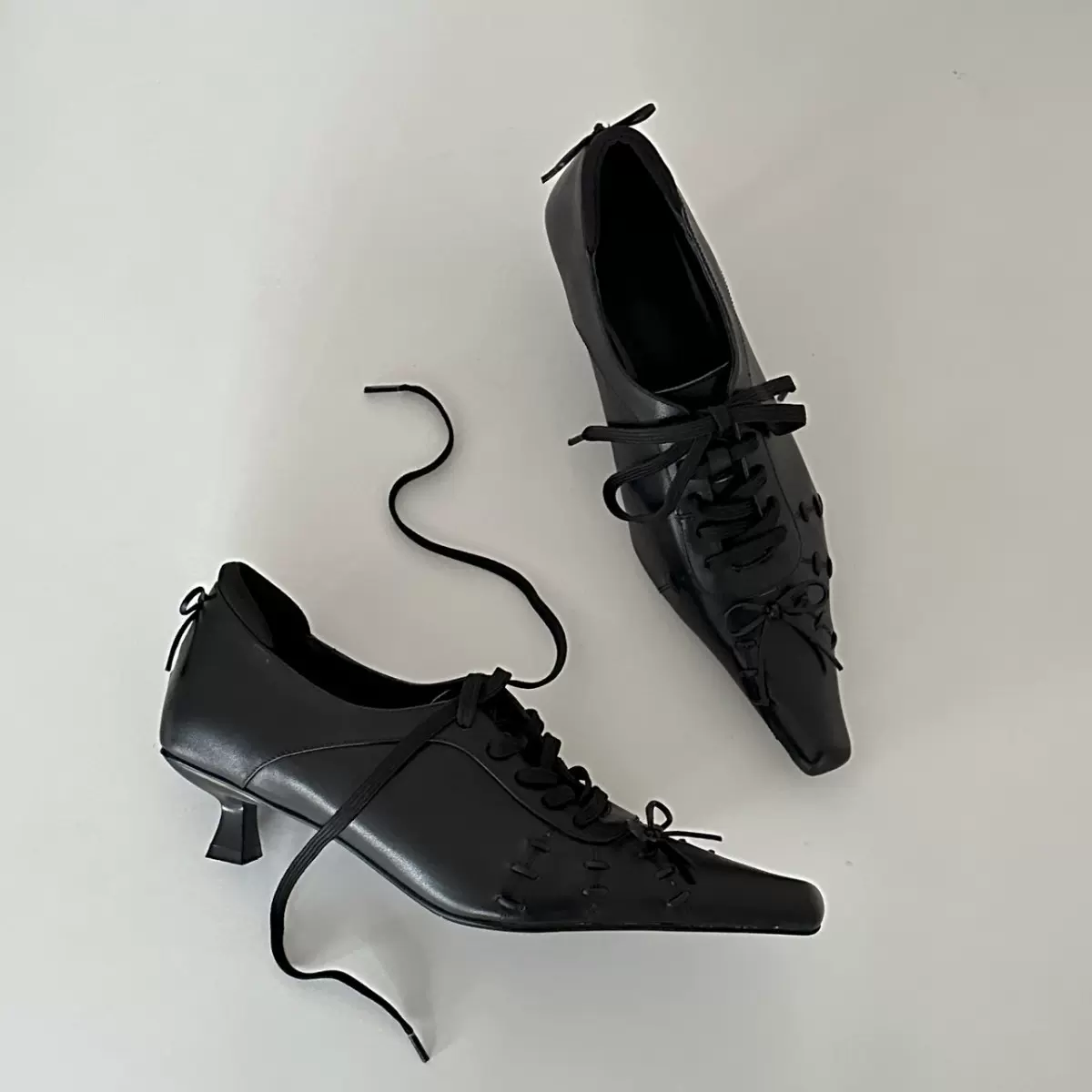 【新版】小众设计细跟巫师鞋女春季新款复古尖头哥特风系带小皮鞋