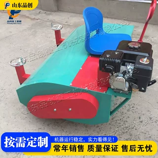 座驾式汽油梳草机 Ride-on turf comber 校园跑道刷草冲砂清扫机