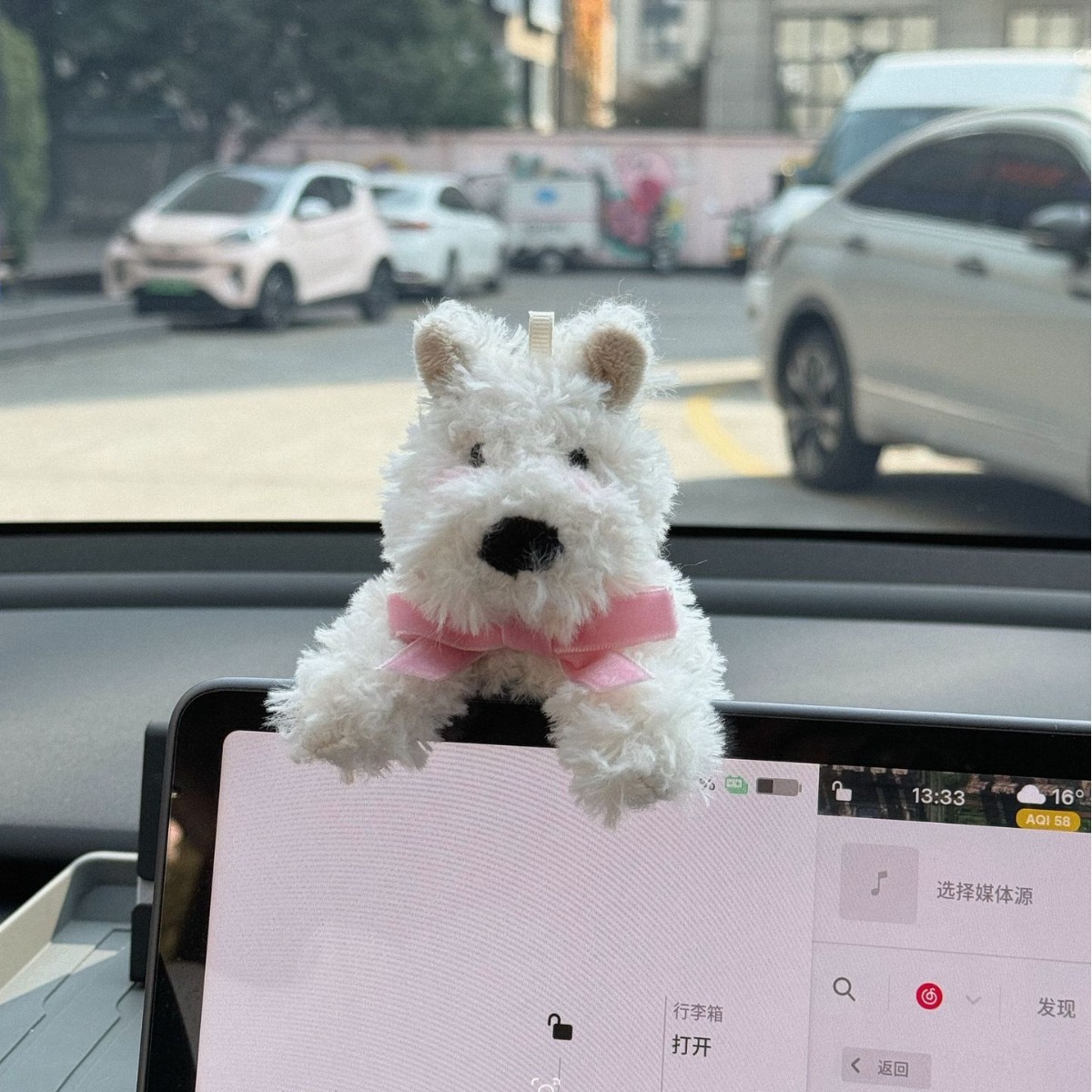 Adornos de la pantalla de control central del automóvil West Highland lindo perro en el automóvil, accesorios de decoración para niñas para muñecas Tesla