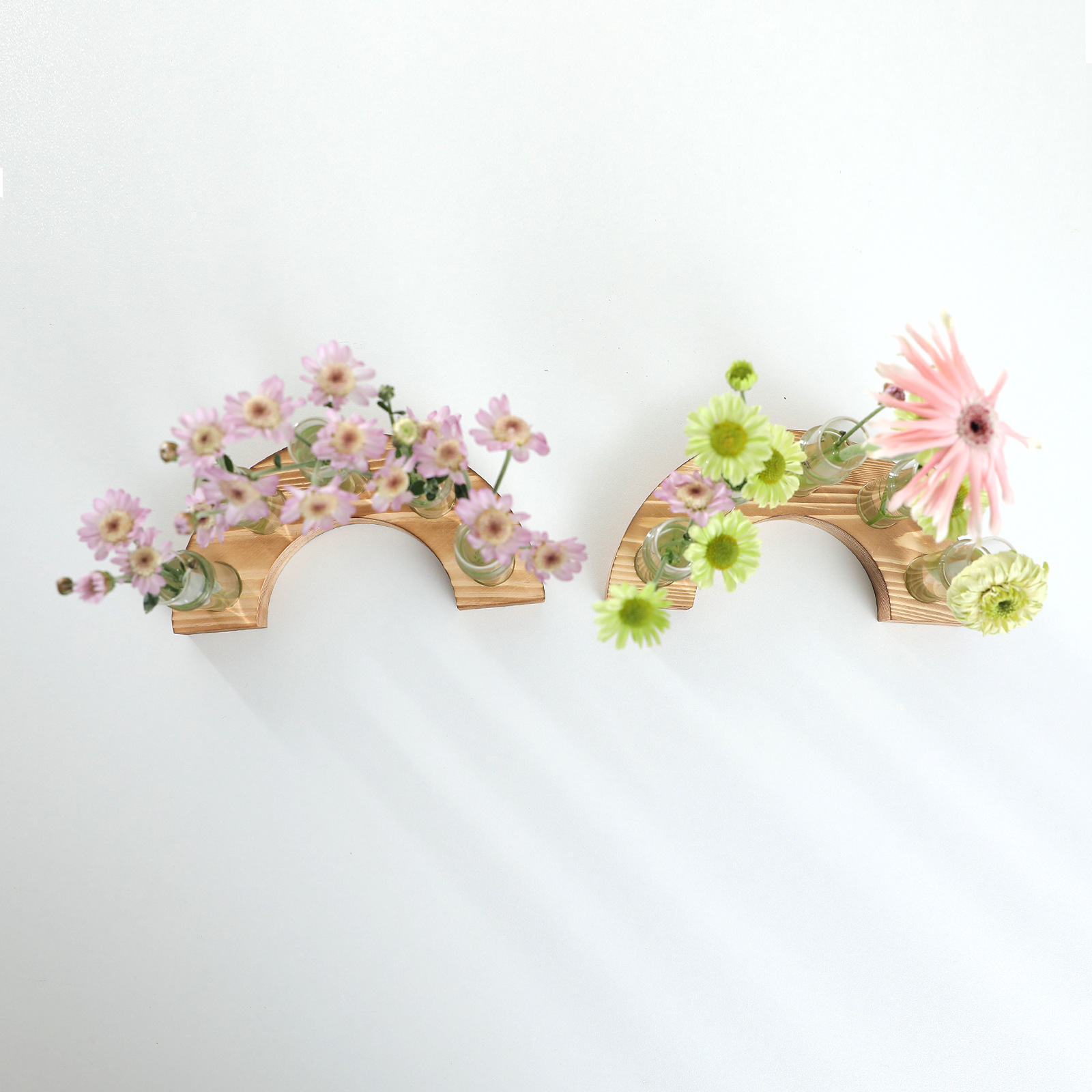 Una fila de jarrones de tubo de ensayo de madera maciza, jarrones de flores domésticas, jarrones hidropónicos, arreglos florales, adornos decorativos, jarrones de vidrio rojo de red