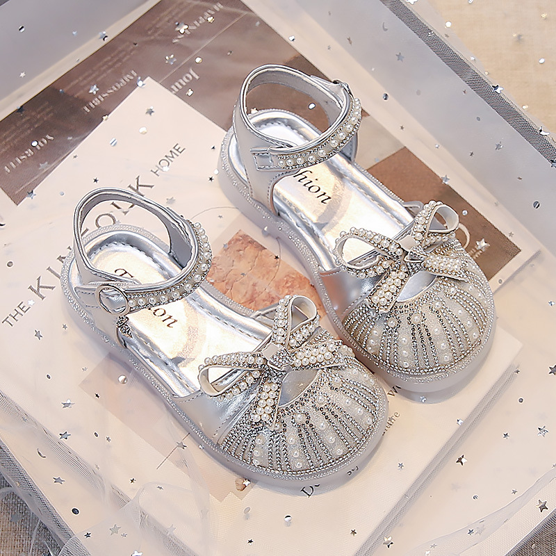 Sandálias de niñas verano 2026 nuevos zapatos de cristal para niños Feng Shui romanos zapatos de diamante para niñas zapatos de suela suave