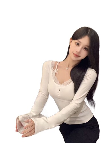 Pure, alluring white niche two-piece long-sleeve T-shirt—autumn/winter versatile patchwork lace, fitted design with floral-edge base layer for edgy, chic looks.