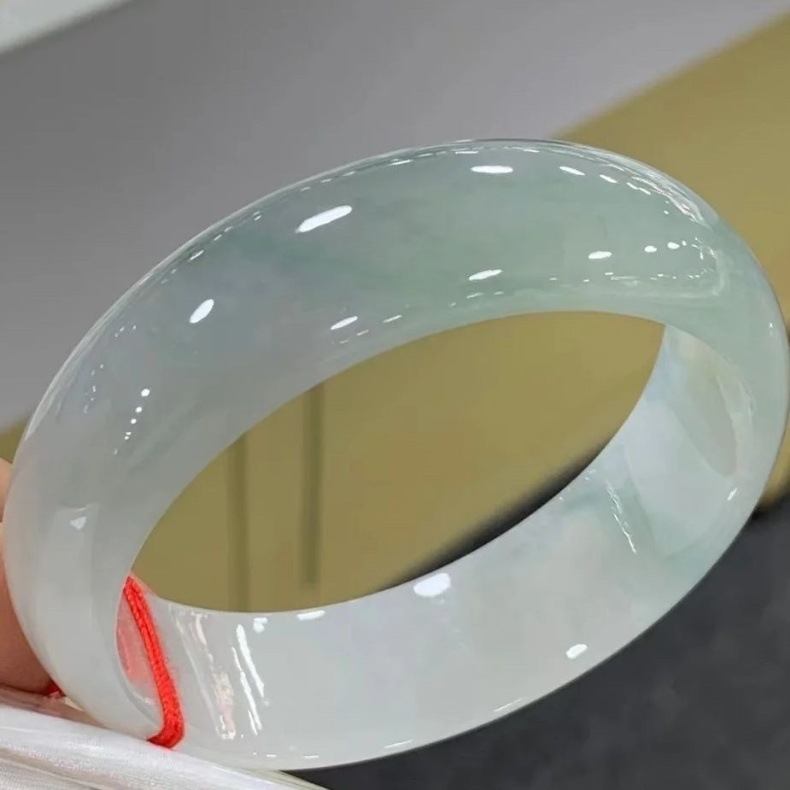 Vòng tay ngọc bích tự nhiên Miến Điện băng xanh nhạt viền rộng trong suốt chi tiết 2