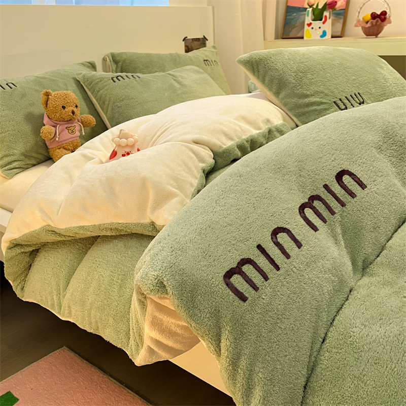 2024 nueva categoría más terciopelo grueso de lana de leche de invierno traje de cuatro piezas invierno invierno conejo felpa funda de edredón de lana de coral