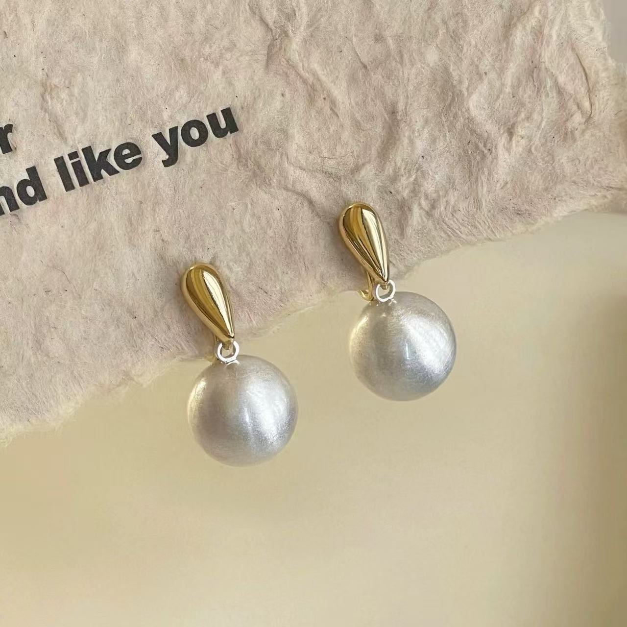 欧美小众拉丝金属小球百搭冷淡风个性潮人耳环高级感珍珠耳坠女