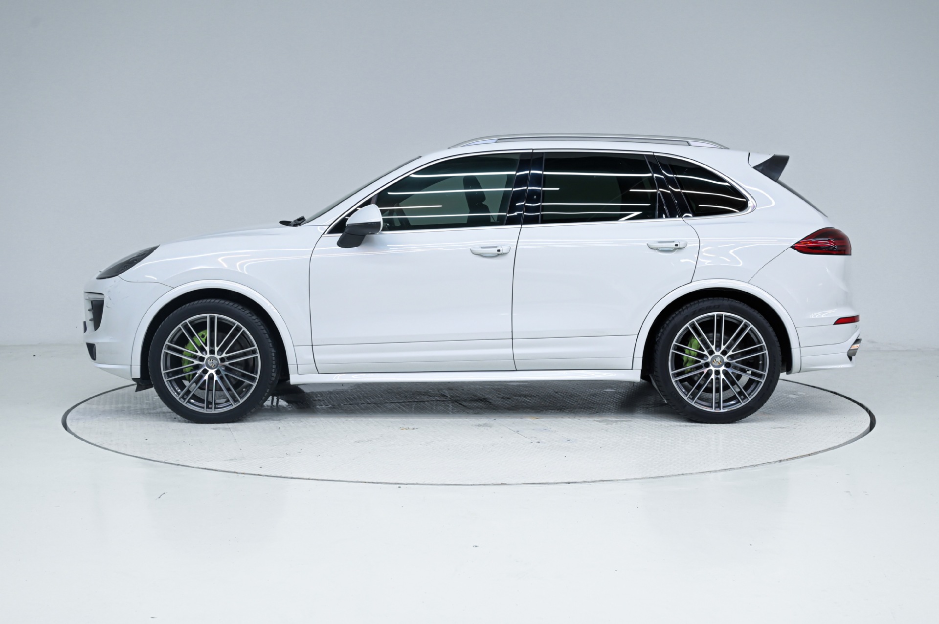 Applicable to 11-17 cayenne 958 platinum version wheel eyebrow assembly (wheel eyebrow cover plate pockmarked surface, can not be painted)
